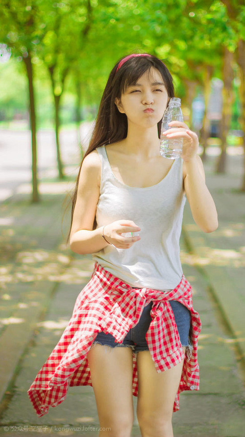 印度乒乓球队在男团比赛中与中国队激战，表现出色。，印度乒乓美女